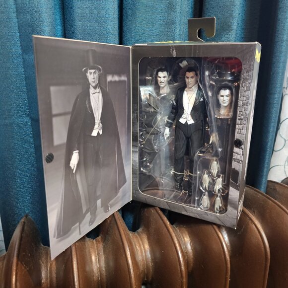 NECA: Universal Monsters - Dracula Carfax Abbey Ultimate 7" Action Figure - Picture 7 of 14